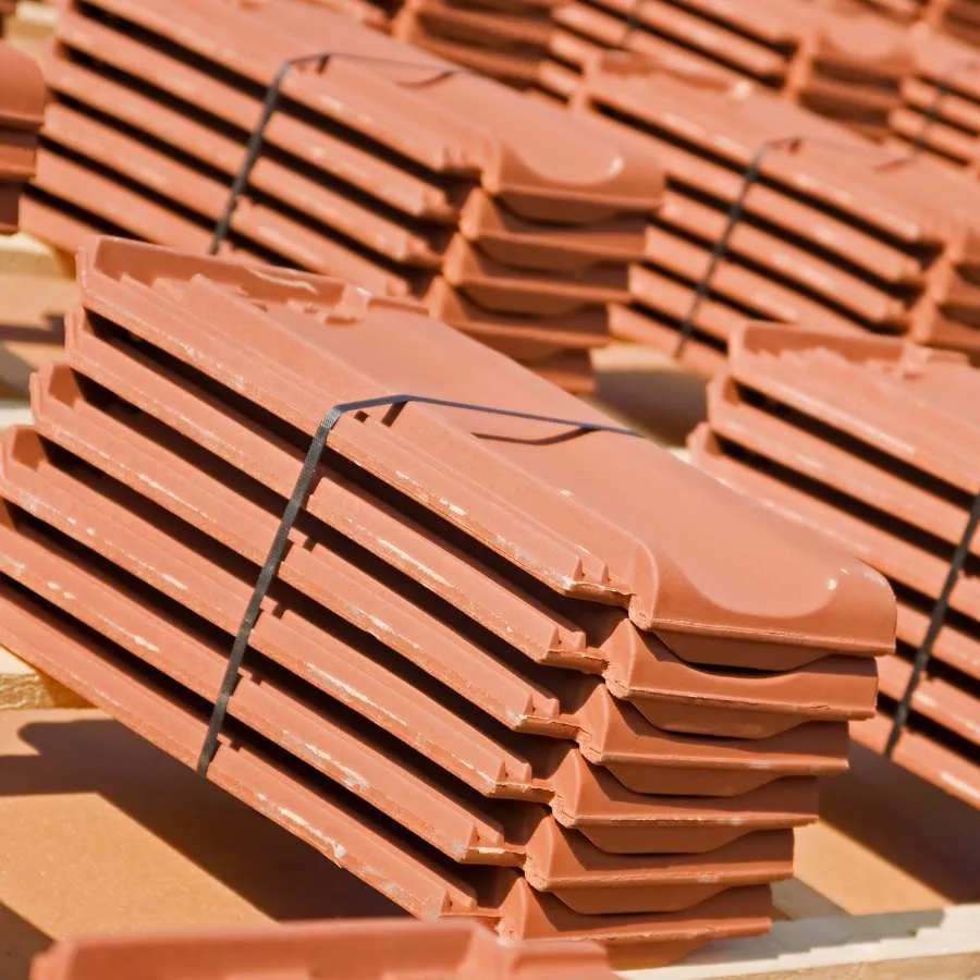 Pose de tuile mécanique sur un toit à Balma